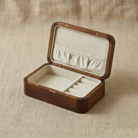 Boîte à bijoux en bois portable de voyage Tancy avec coins arrondis, fermeture magnétique, design personnalisable, intérieur en velours