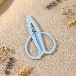 Ciseaux de broderie multi-usages en acier inoxydable, manche en plastique couleur personnalisée, ciseaux de beauté, outil de coupe à bord lisse, vente en gros - Product Image 3