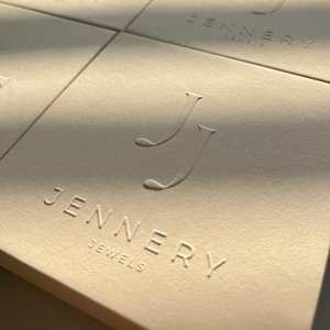 Cajas de Regalo de Joyería Rígidas con Tapa y Base, Minimalistas y de Lujo, con Logotipo Grabado en Relieve en Papel Texturizado Ecológico Personalizado - Product Image 2