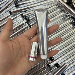 ملمع شفاه مكبر ومكثف بحمض الهيالورونيك مع عامل حماية من الشمس في عبوة ضاغطة - Product Image 1