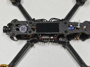 โดรน FPV UAV ควอดคอปเตอร์ขนาด 5 นิ้ว พร้อม VTX 5.8G 2.5W ELRS 915M ชิปควบคุมการบิน F405 กล้อง 1200TVL ความเร็วสูง ระยะไกล พร้อม ESC 50A รองรับแบตเตอรี่ 2-6S - Product Image 5