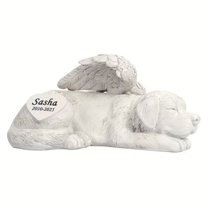 Escultura Conmemorativa <span class=keywords><strong>de</strong></span> Mascotas en Resina en Posición Acostada, Alas con Textura <span class=keywords><strong>de</strong></span> Piedra, Placa con Nombre en Forma <span class=keywords><strong>de</strong></span> Corazón, Pintada a Mano con <span class=keywords><strong>Palabras</strong></span> Grabadas - Product Image 2