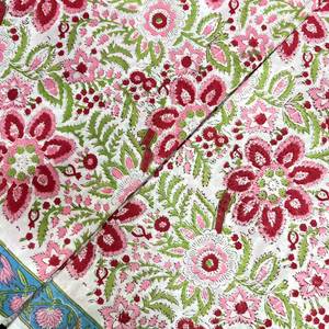 Tela de Algodón Estampada con Flores Blancas y Patrón Botánico en Rosa, Rojo y Verde para Kurti, Vestido, Traje Salwar y Ropa Étnica - Product Image 5