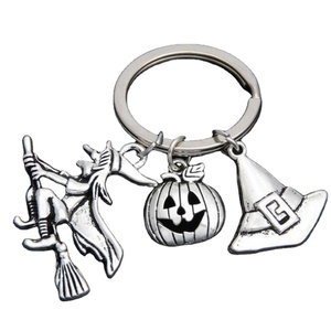 Regalo de Halloween de miedo, llaveros de Metal a la moda, llavero de terror, joyería antigua, garras de plata, colgante de bruja, llaveros de coche - Product Image 1