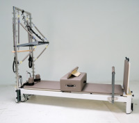Reformer Pilates en aluminium réglable avec tour multifonction, lit de base type Half Cadillac pour l'exercice corporel en studio et à domicile