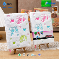 Joli carnet en peluche blanc et duveteux avec broderie de cœur de dessin animé, logo personnalisé en feuille, service OEM, cadeau de papeterie pour les fêtes, fourniture en gros