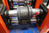 Machine de formage de rouleaux pour volets roulants automatiques avec fonction de gaufrage personnalisée pour portes de garage et de magasins