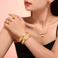 XIXI Classique Vintage Plaqué Or 18 carats Fleurs en Relief Bracelets Joncs et Bagues en Acier Inoxydable pour Femme Parures de Bijoux Tendance