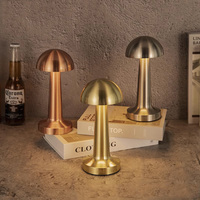 Lampe de table LED moderne rechargeable en métal, personnalisable, avec base de charge et variateur d'intensité, de la marque TAIKOO