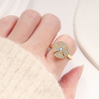 Anillo Abierto de Trébol Redondo con Pavé Completo de Circonitas Blancas Delicadas, de Latón Bañado en Tono Dorado, Giratorio Antiestrés, Nueva Joyería con Encanto para Uso Diario
