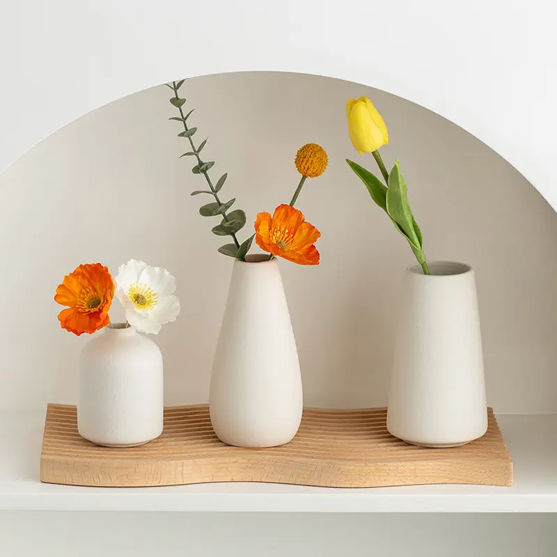 Vente en gros de vase en céramique INS irrégulier moderne fait à la main nordique Vases en céramique à arrangement floral blanc uni pour la décoration intérieure