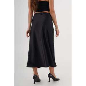 Vestido de Noche Largo de Satén al por Mayor con Corte con Volantes en Color Negro - Product Image 2