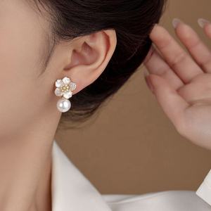 Pendientes de Botón de Lujo para Mujer, Estilo Dulce con Circonita y Perla, Diseño Floral Estilo Bosque, Versátiles y Elegantes - Product Image 5