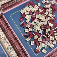 Nouvelle collection 2026 : Set de tuiles de Mahjong américain en acrylique gravé et sculpté, avec tapis de jeu – Rouge Lagune Bleu – Pour le divertissement