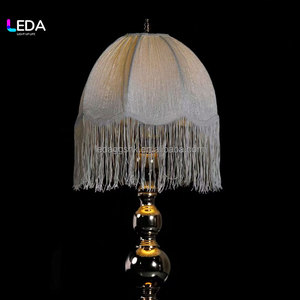 Lampe de table LEDA de luxe de style victorien avec abat-jour en tissu bordeaux à franges, support en métal doré, pièce maîtresse lumineuse pour les fêtes - Product Image 2