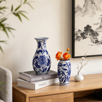 Vase en céramique de porcelaine Redeco, peint à la main, motif lotus traditionnel, détails floraux orientaux classiques pour la décoration du salon