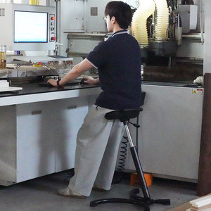 Silla de laboratorio Hewei IC179 con altura ajustable, asiento de espuma PU antiestática para uso en salas limpias - Product Image 2