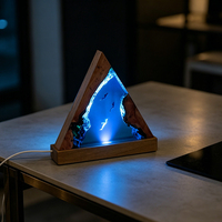 Lámpara de Noche de Resina con Forma de Triángulo Oceánico, Interruptor USB, LED Multicolor, Lámpara de Mesa Artesanal con Diseño de Tiburón Buceando
