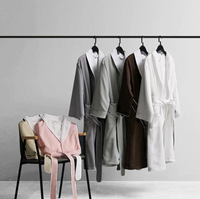 Peignoir blanc en gabardine unie à col châle, long et infroissable, idéal pour hôtel, spa et détente, avec poches latérales