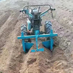 Charrue agricole rouge avec lames vertes pour usage en petites exploitations agricoles - Product Image 4