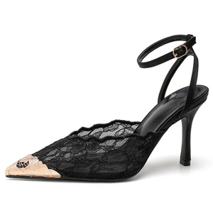 Escarpins OEM ODM pour femmes à bout pointu, à lanières, en dentelle festonnée, avec détails métalliques dorés anti-choc et bride <span class=keywords><strong>de</strong></span> cheville réglable, talon aiguille fin - Product Image 1