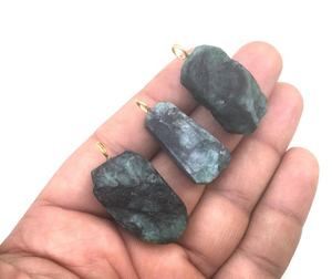 3 pièces émeraude verte naturelle non traitée pierre précieuse brute 92.5 argent Sterling or poli pendentif charme vente en gros - Product Image 1