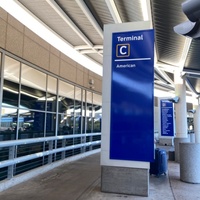 Système de signalisation directionnelle en métal pour aéroports et gares avec éclairage LED, résistant aux intempéries IP65, taille et couleur personnalisables