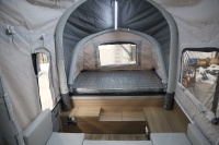 Caravane de luxe tout-terrain pliable avec tente gonflable et cuisine coulissante