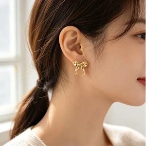 Boucles d'oreilles minimalistes en forme de nœud creux, plaquées or 18 carats, en acier inoxydable, anti-allergie, petites boucles d'oreilles en forme de nœud pour femmes, à porter au quotidien - Product Image 4
