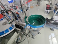Machine de remplissage de parfum entièrement automatique, ligne de remplissage de parfum avec lavage, sertissage et bouchage pour flacons en verre