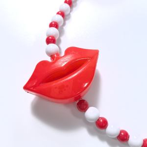 قلادة شفاه متوهجة بخرز أحمر وأبيض LED للزينة في حفلات الكرنفال وعيد الحب - Product Image 3