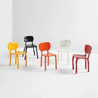 Chaise en fibre de verre de style italien minimaliste pour salons domestiques – Mobilier de maison moderne, discret, luxueux et élégant