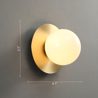 Applique murale ronde moderne en gros, style américain classique, globe en verre laiteux, applique murale LED avec disque en laiton pour escalier, salon