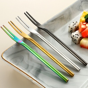 Fourchette <span class=keywords><strong>à</strong></span> cornichons et olives en acier inoxydable 304 <span class=keywords><strong>à</strong></span> long manche, 2 dents, pour bocaux, cocktails, desserts, salades de fruits, multicolore, durable, pince de préhension - Product Image 2