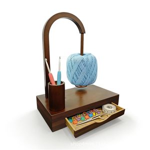 Soporte de hilo de madera con eje giratorio, organizador magnético para herramientas de ganchillo, almacenamiento de bolas de hilo para tejer, organizador de manualidades de escritorio - Product Image 1