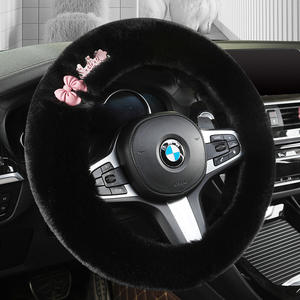 Support universel de couverture de <span class=keywords><strong>volant</strong></span> d'hiver mignon de dessin animé avec la poignée confortable de peluche et la boucle de suspension en caoutchouc pour des voitures - Product Image 3