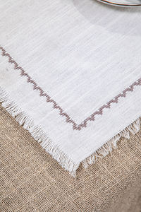 Napperon de table en coton flammé texturé avec un design brodé minimaliste et des bords frangés au prix de gros - Product Image 4