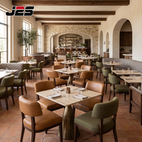 Ensemble table et chaises de restaurant commercial J2S avec chaises rembourrées en cuir et base en acier inoxydable pour projets de café
