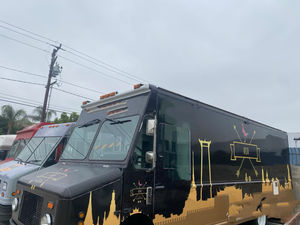 Chariot de nourriture mobile en acier inoxydable remorquable par camion avec 4 étagères pour le café, la crème glacée, les hamburgers, la pizza et les hot-dogs, entreprise de restauration - Product Image 3