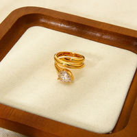 Niche lumière luxe incrusté blanc Zircon anneau multicouche serpent anneau 18K plaqué or en acier inoxydable anneau d'empilage pour les femmes