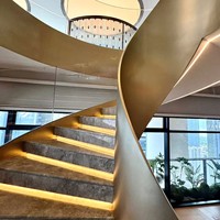 Rampe d'escalier moderne de luxe en acier courbé avec finition bronze antique et texture marbre en tons chauds pour villa intérieure