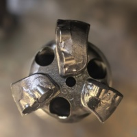 Foret PDC forgé en acier de 3 1/2, 4, 4 1/2, 5, 5 1/2 pouces à 3-5 lames pour le forage de puits de pétrole, d'eau et de gaz, et l'équipement de forage géologique et minier