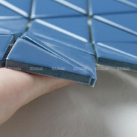 Carreaux de sol de piscine en mosaïque aquatique en céramique triangle bleu imperméable et antidérapant de 2 pouces pour villa, maison, fontaine, hôtel, spa, projet de douche