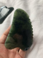 Outil de massage facial personnalisé en jade He Tian, soin de la peau, jade néphrite vert foncé, Gua Sha éclaircissant pour le visage/le cou/le corps