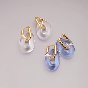 Nuevos pendientes de moda con puños transparentes de resina en forma de U irregulares - Product Image 4