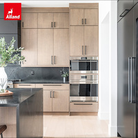 AllandGroup - Cuisine moderne et intemporelle de luxe, armoire de cuisine en chêne massif blanc écologique à deux tons, sur mesure pour projet de villa