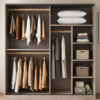 Armoire à deux portes coulissantes en contreplaqué de qualité E0 avec des sections bien organisées pour vêtements longs et courts, adaptée au commerce électronique B2B