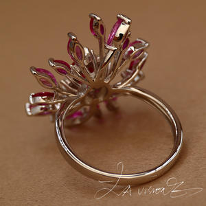 Anillo de Zafiro Blanco Sintético con Incrustaciones de Jade y Corindón Rojo de la Serie Counterattack, Joyería Vintage - Product Image 4