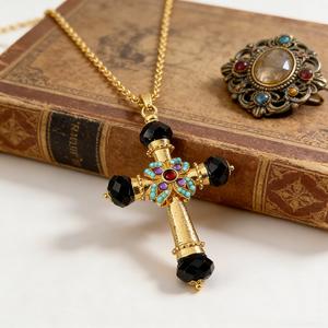 Collier croix vintage avec turquoise et cristal, plaqué or, en alliage de zinc, bijoux religieux pour femmes, cadeau pour les croyantes chrétiennes - Product Image 1