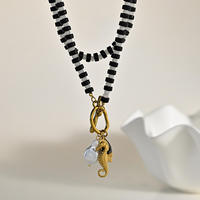 Collar de Piedra Esmaltada de Ágata Roja y Verde con Dijes de Perlas Barrocas y Pez, Cierre Chapado en Oro de 18k, Joyería de Niche con Cuentas para Mujer